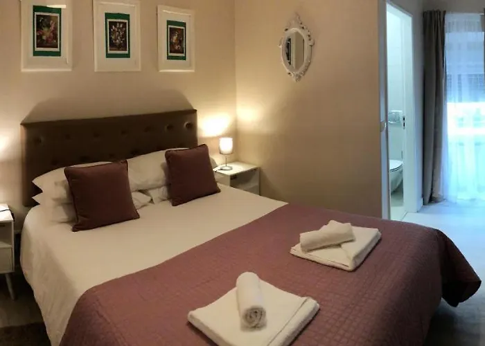 The Capital Boutique Пениши