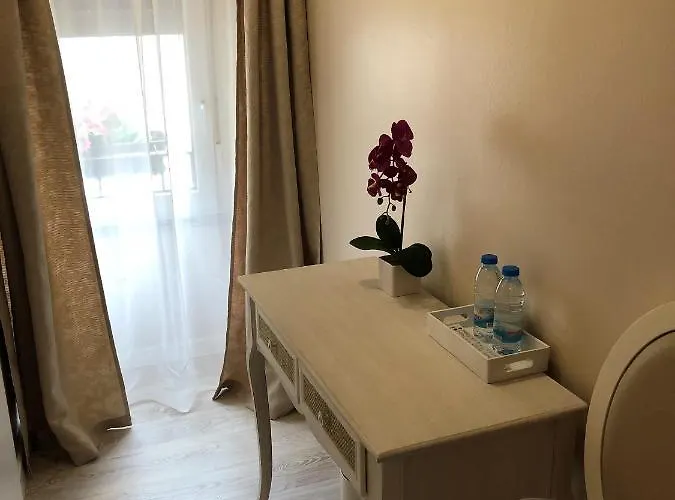 The Capital Boutique Пениши